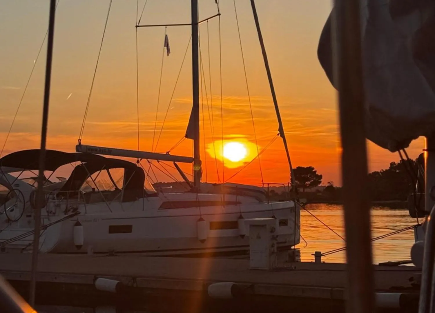 船屋 梅杜林 Sailboat On The Sea酒店